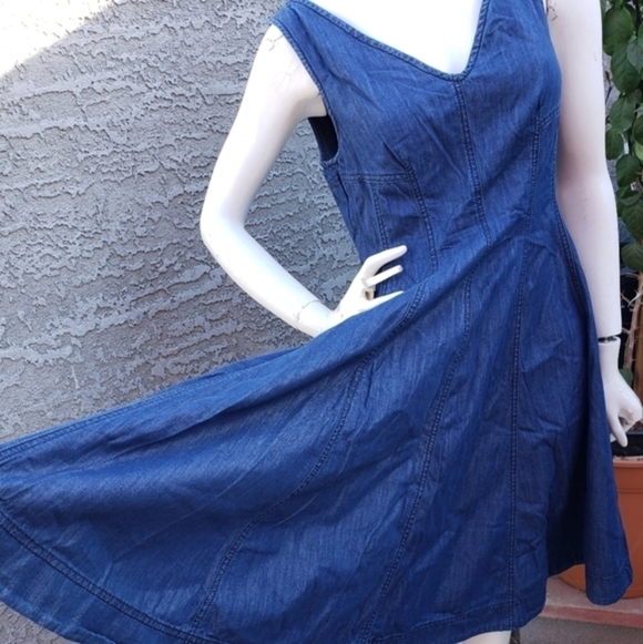 🕷🕷🪳🪲🌹Anthropologie Seamed Denim Dress WITH A BONUS BELT a value of $70 - Picture 5 of 10